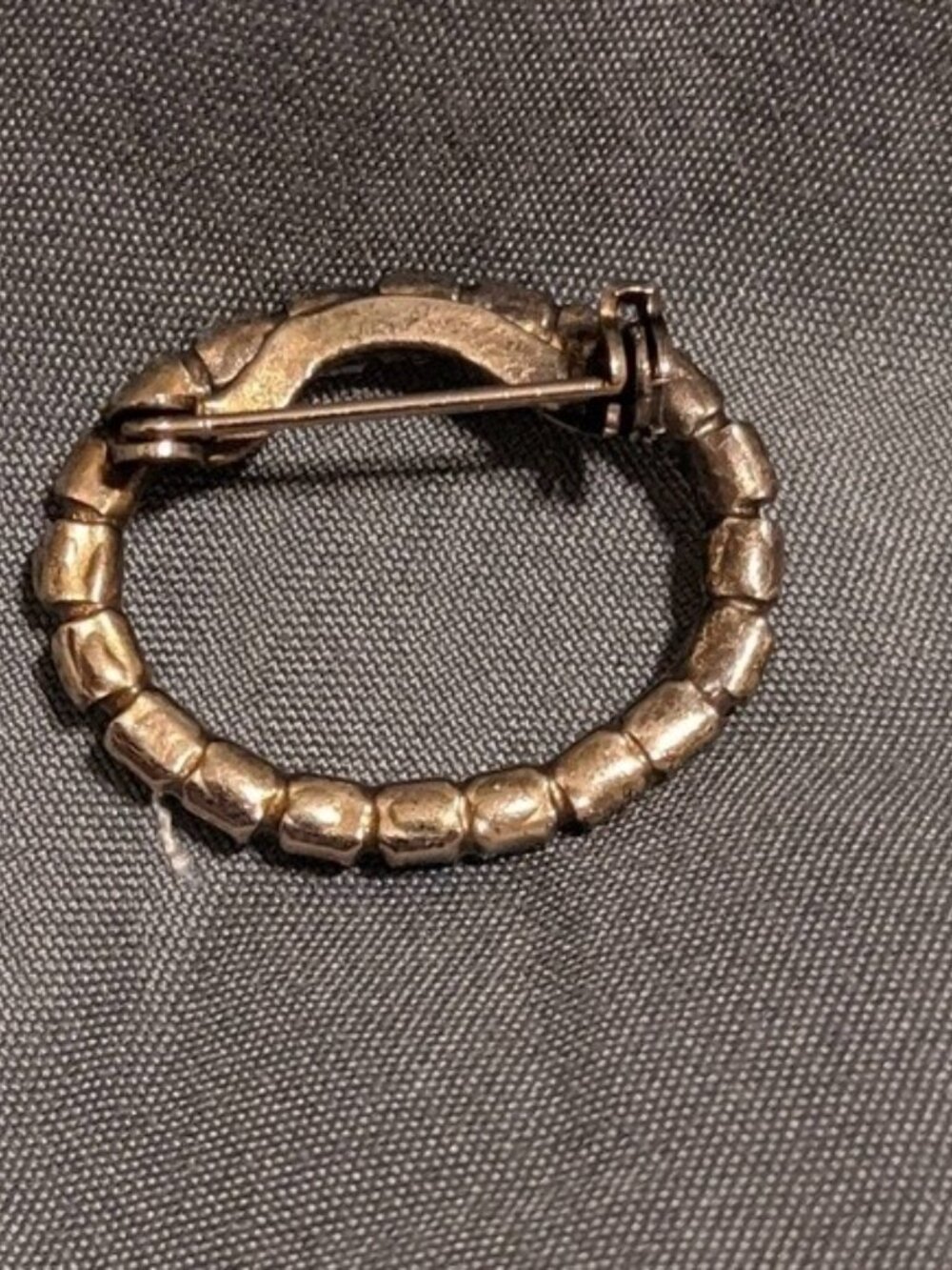 Simple oval Rhinestone pin - Picture 3 of 3